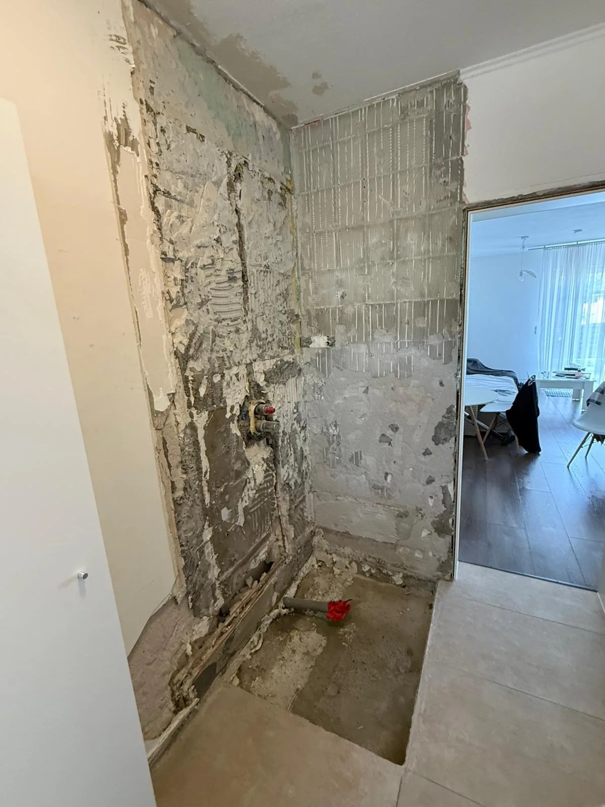 Entkerntes Badezimmer, vorbereitet für die Sanierung