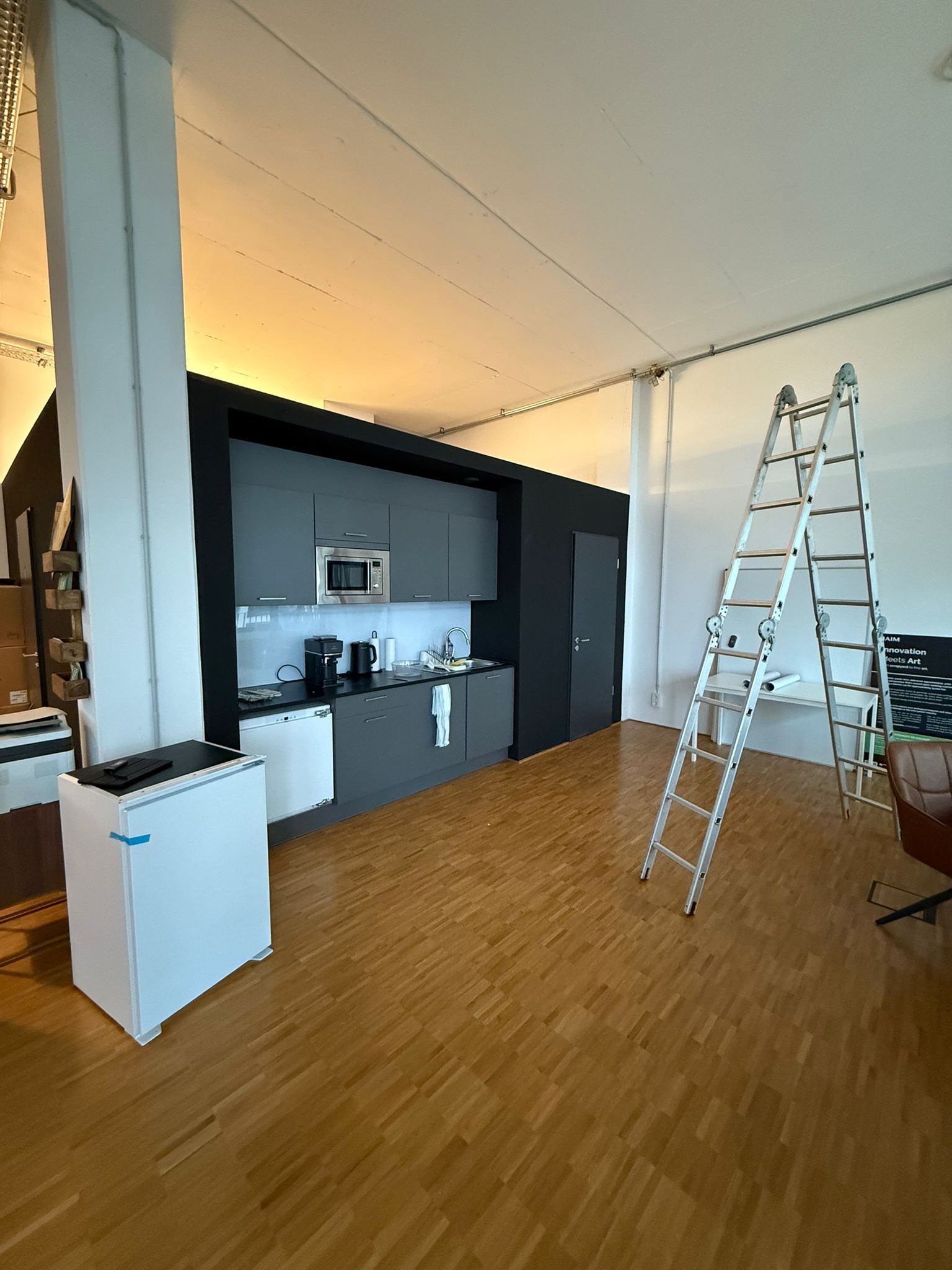 Innenausbau-Projekt mit fertigem Parkettboden und neuer Einbauküche